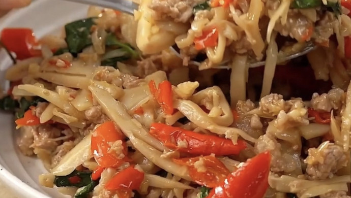 Thai cuisine nine-story pagoda pork stir-fried bamboo shoots