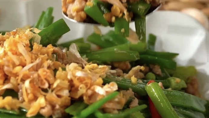 Thai cuisine spicy pork stir-fried with chopped green onions