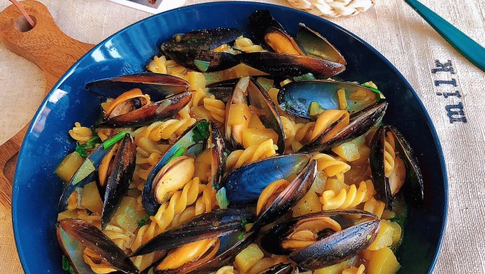 Seafood dishes - curry mussel pasta