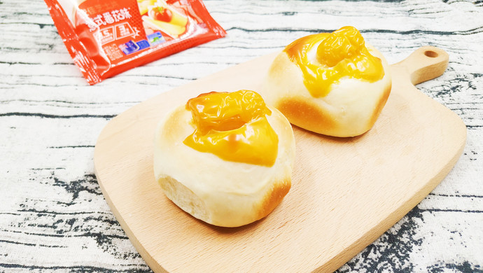 Italian tomato cheese cover is covered with fish sausage small meal buns