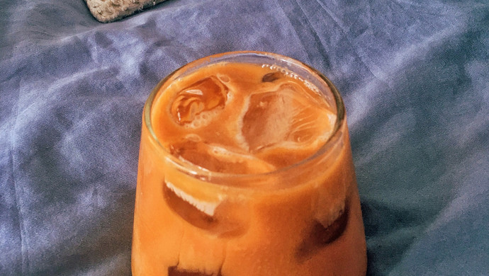 Thai hand-labeled black tea iced milk tea