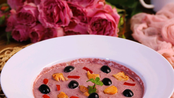 Salad with red spinach and salmon olives