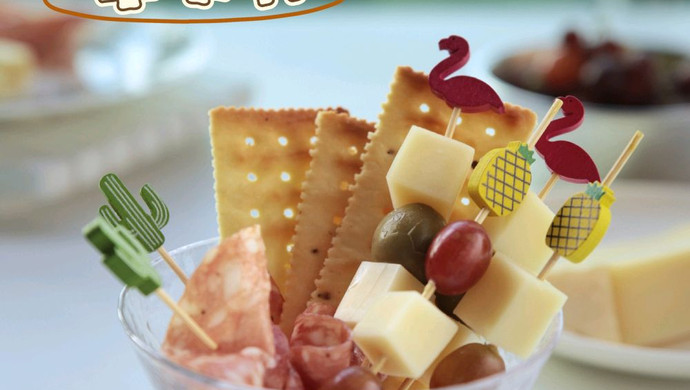 Cheese skewers and cups