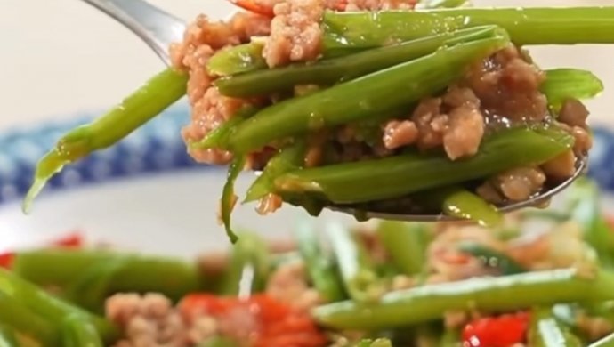 Thai pork spicy stir-fried water spinach
