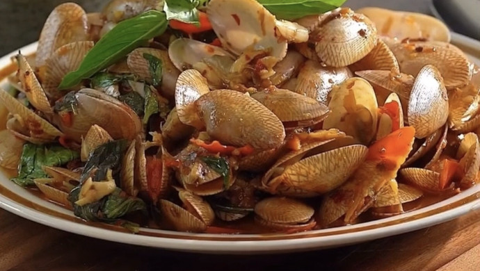 Thai spicy stir-fried clams