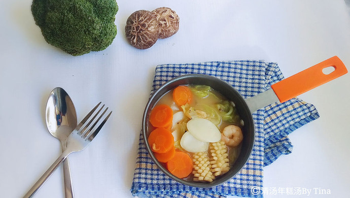 Clear soup Korean rice cakes