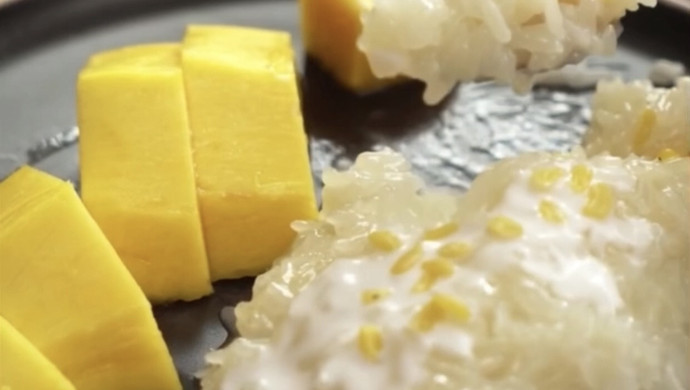 Thai dessert mango coconut glutinous rice