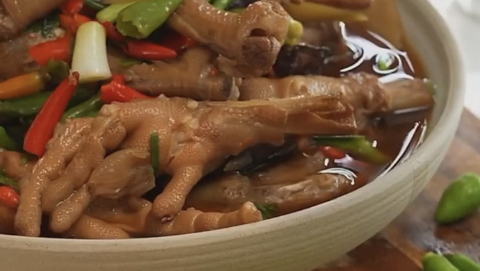 Thai spicy braised chicken feet
