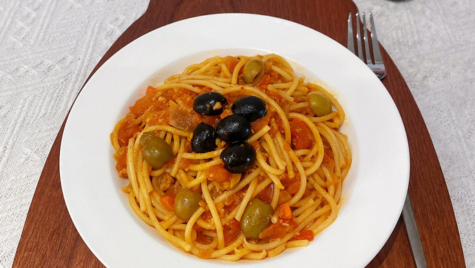 Spanish pasta with minced meat with olives and tomatoes