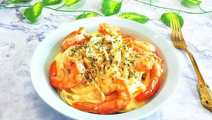 Shrimp thin noodles with saffron cream sauce