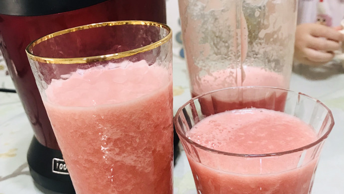 Produced by the food processor: watermelon pear juice