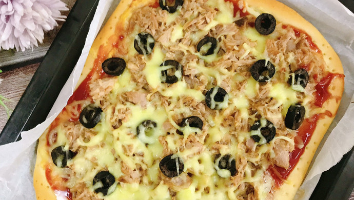 Tuna pizza