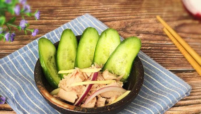 Low-fat slimming tuna mixed with cucumber slices