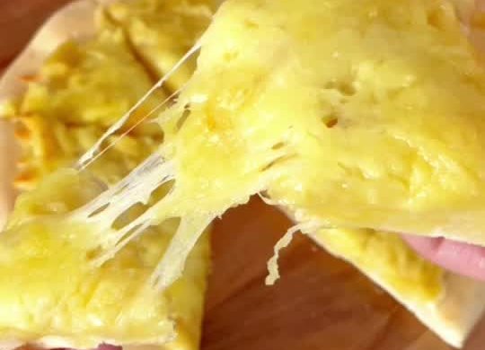 Soft glutinous durian pizza comes with a universal pizza base method