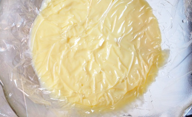 French Le Cordon Bleu pastry making - pastry cream filling