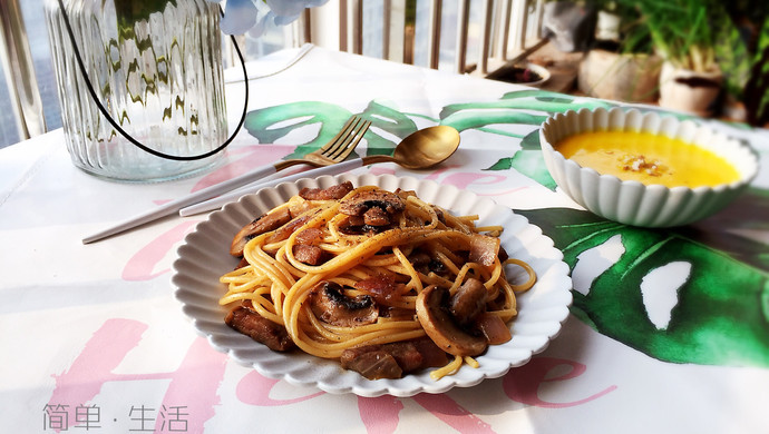 Stir-fried pasta with steak with black pepper