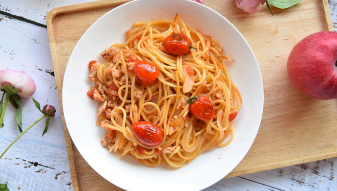 Pasta with tomatoes and onions
