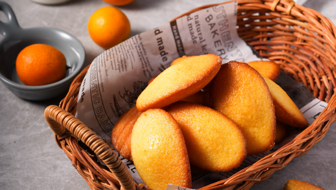 Lemon madeleine cake with a very French flavor