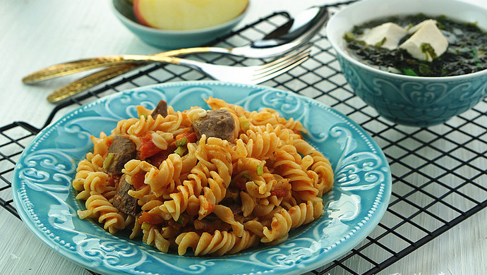 Beef meatballs and tomato pasta