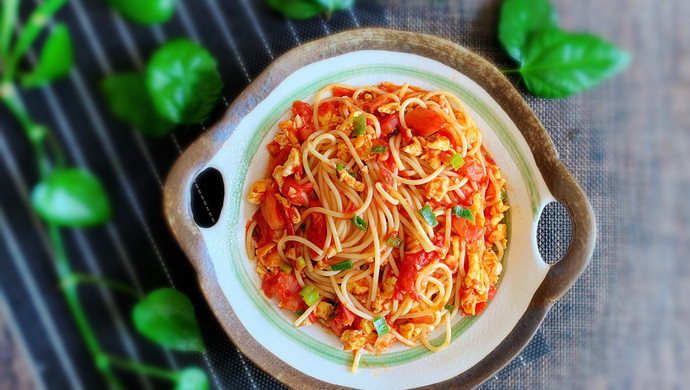 Stir-fried pasta with tomato and eggs