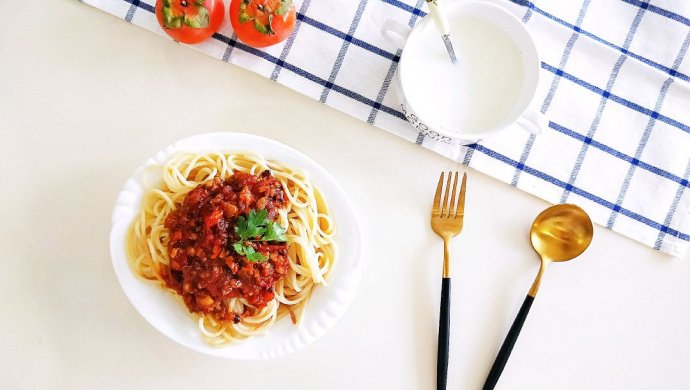 Pasta with tomato sauce bolognese