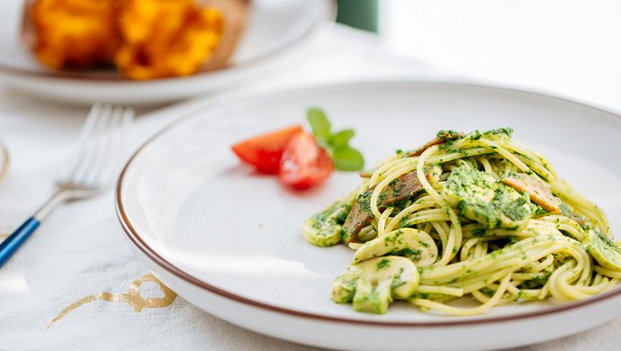 Pasta with bacon and spinach