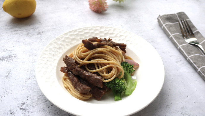 My specialty dish is stir-fried pasta with black pepper beef fillet