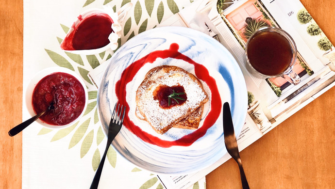 Cranberries are the color of Christmas: homemade French toast with cranberry sauce