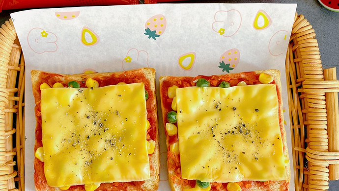 Italian tomato-flavored cheese cover toast pizza
