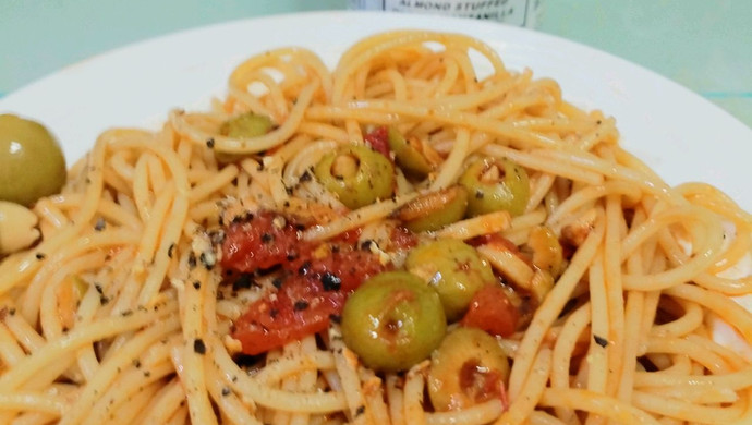 Spanish tomato and olive pasta