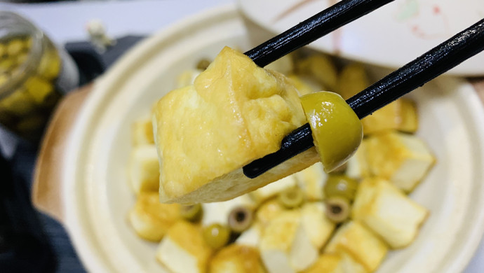 Spanish green olives are stewed and dried tofu