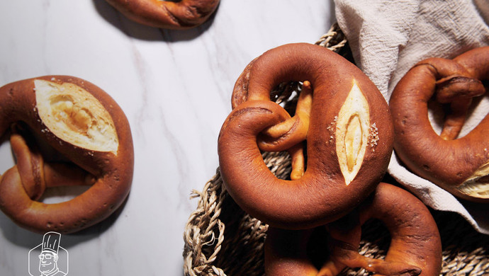 You can also make the famous German bread at home: alkaline bread