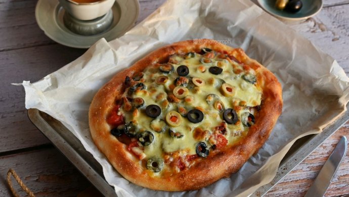 Spanish olive mushroom pizza