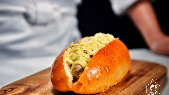 Eat hot dogs, Germany is authentic! German sauerkraut hot dog burger