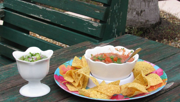 Cool appetizer: Mexican red and green salsa with nachos