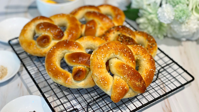 A simple version of German saltwater bread