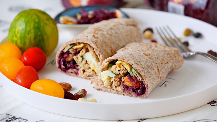 Rye tacos wrapped in red cabbage