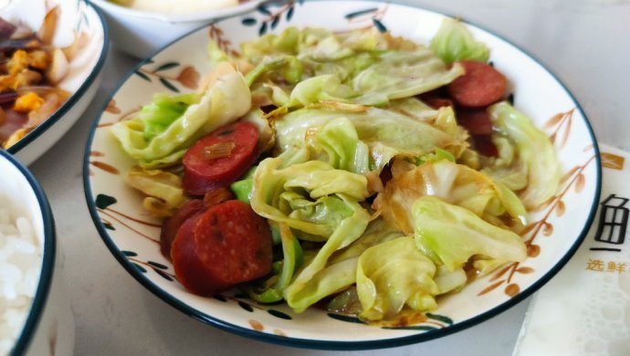 Stir-fried jalapeno pepper sausage with cabbage